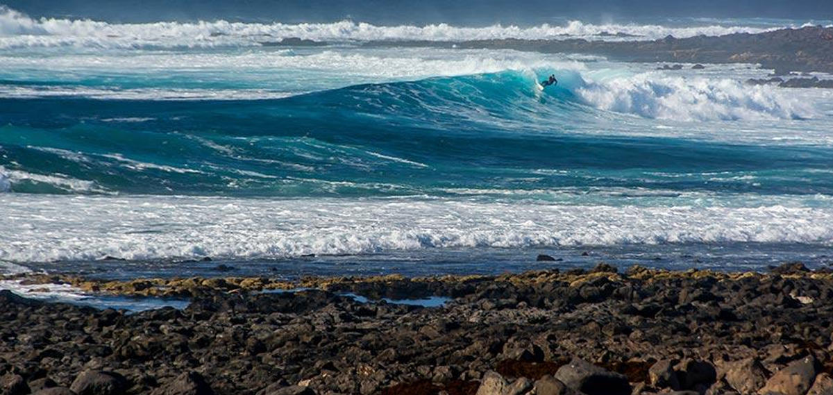 Hacer surf en la Santa, Lanzarote posee algunas de las mejores olas de España.